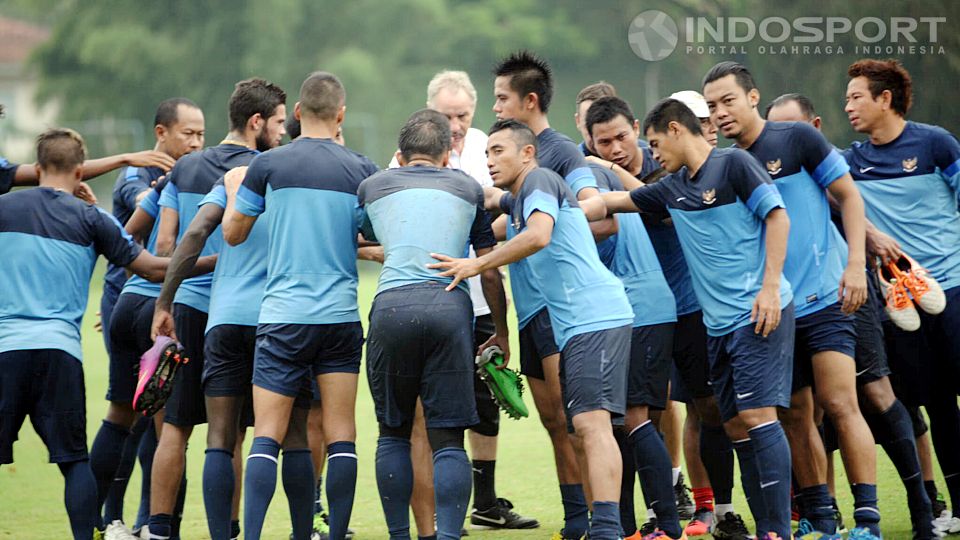 Alfred Riedl saat memimpin latihan senior Indonesia, beberapa waktu lalu. Copyright: &copy; Ratno Prasetyo/INDOSPORT